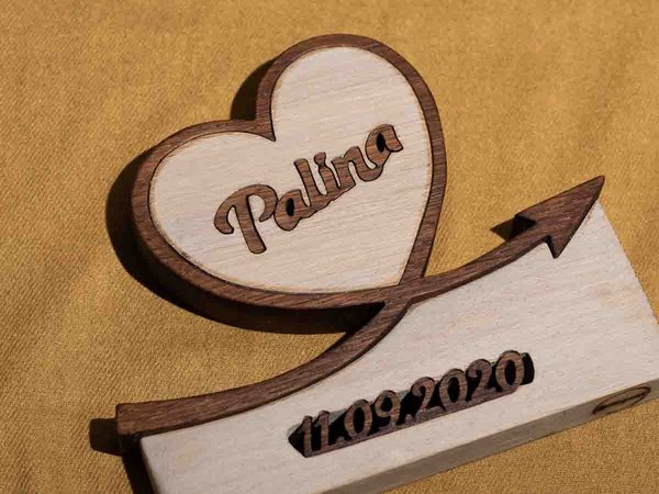 Herz aus Holz mit Name und Datum