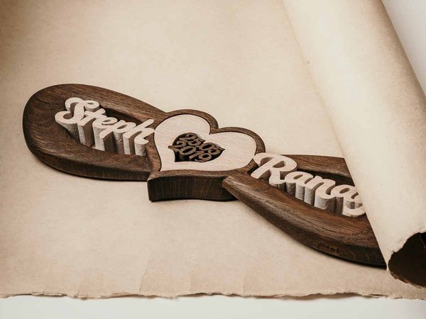 Personalisierte Holzschleife mit Herz und Namen (Räuchereiche)